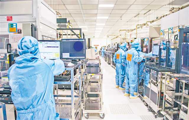 1月15日,华润(重庆)微电子有限公司,处于业内领先水平的生产线正在